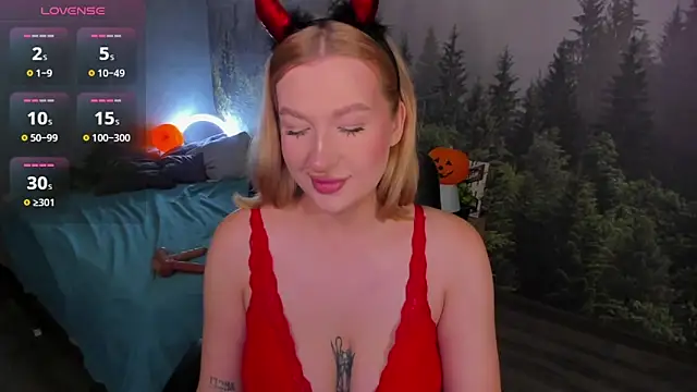 Emma  Leee online show from October 29, 1:21 am