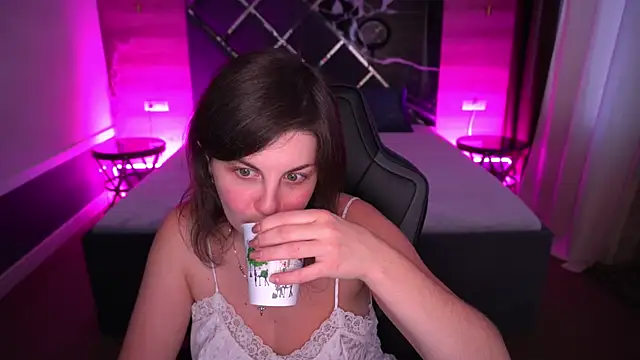 MirandaWong online show from October 19, 6:15 am