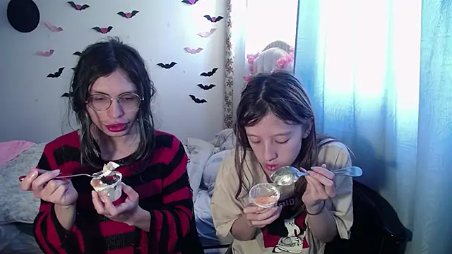 Snapshot of BRIAR_AND_BLAIR chatting on September 8, 4:06 pm BRIAR AND BLAIR online show from September 8, 4:06 pm
