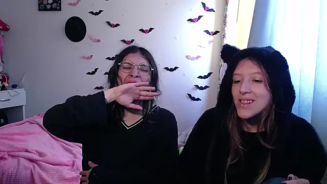 Snapshot of BRIAR_AND_BLAIR chatting on October 8, 4:11 pm BRIAR AND BLAIR online show from October 8, 4:11 pm