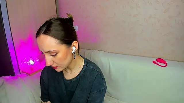 MelodyOfLovee online show from December 3, 11:07 pm