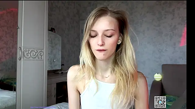 Snapshot of Evvie_Summn1 chatting on September 27, 4:52 am Evvie Summn1 online show from September 27, 4:52 am