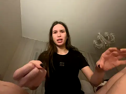 Roxie Mils online show from November 8, 8:25 pm