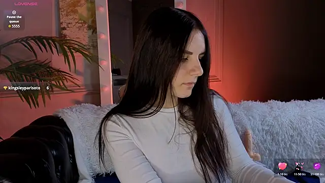 Kelly Woods online show from November 12, 3:32 pm