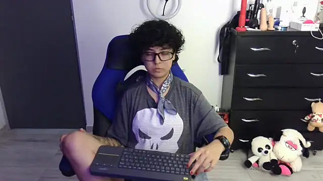 thomascooper7 online show from March 31, 8:09 pm