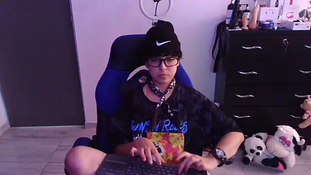 thomascooper7 online show from February 7, 7:40 pm