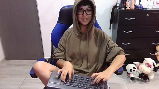 thomascooper7 online show from December 19, 9:07 pm