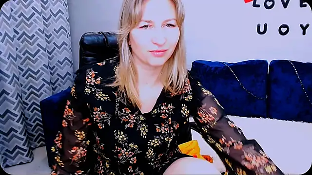 Snapshot of Incredible_Ariela chatting on October 12, 10:17 am Incredible Ariela online show from October 12, 10:17 am