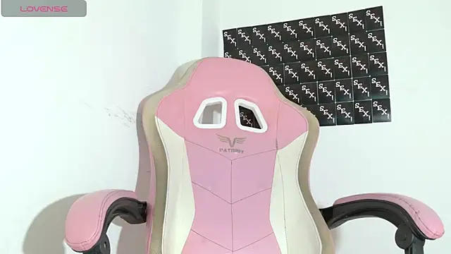 RoxaneEvans  online show from October 19, 7:05 pm