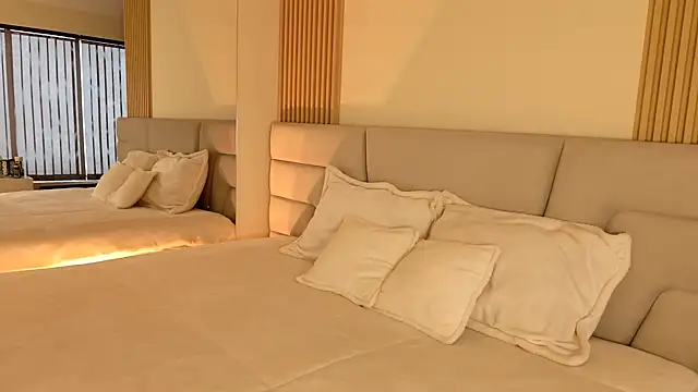 Zoe Benson online show from November 24, 11:34 am