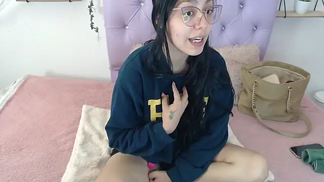 Snapshot of Freyja_01 chatting on September 18, 9:35 pm Freyja 01 online show from September 18, 9:35 pm