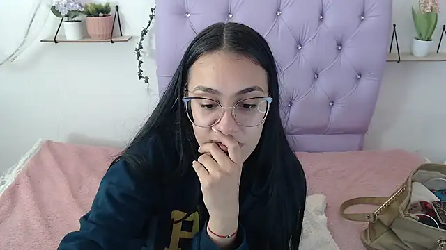 Snapshot of Freyja_01 chatting on September 19, 9:36 pm Freyja 01 online show from September 19, 9:36 pm