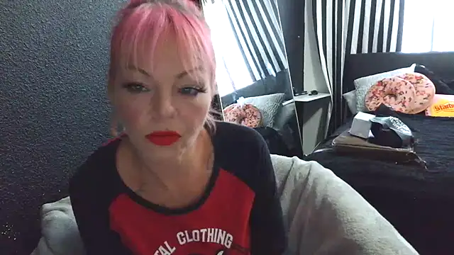Snapshot of rileyraerhoads chatting on September 29, 10:26 pm rileyraerhoads online show from September 29, 10:26 pm