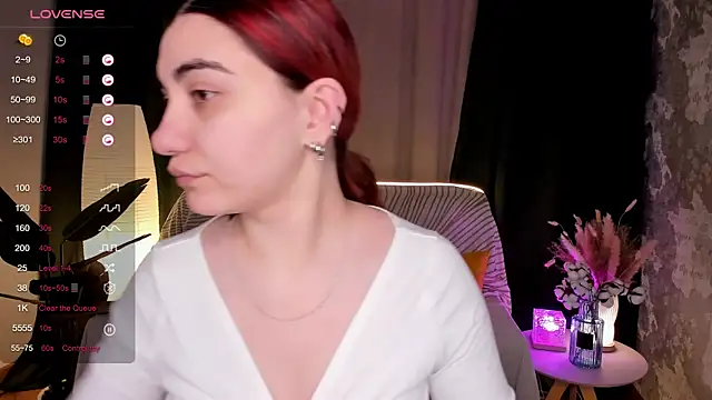 hannacheekss  online show from February 11, 2:15 am