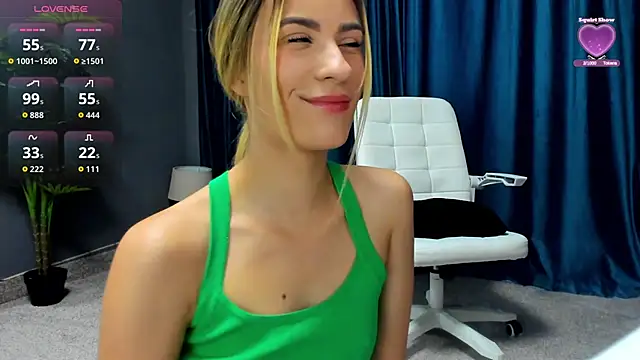 Snapshot of LaurynCopper chatting on October 22, 6:51 am LaurynCopper online show from October 22, 6:51 am