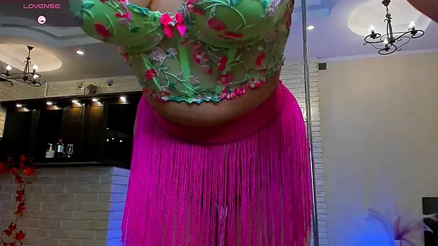 Miss Elia online show from November 22, 4:31 pm