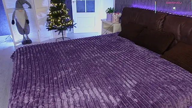 Miss Elia online show from December 5, 3:24 pm