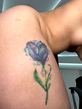 nicollefiorett online show from October 21, 10:14 pm