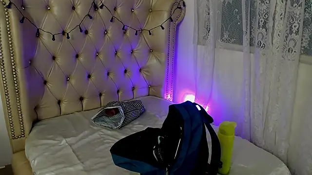 AlexaFoxy18 online show from October 10, 7:24 am