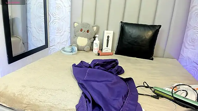 AlexaFoxy18 online show from April 18, 6:05 am