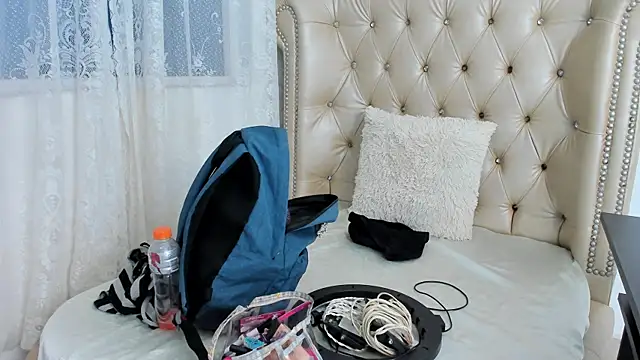 AlexaFoxy18 online show from September 16, 6:10 am