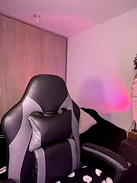 Crystal Dluna online show from October 3, 4:56 pm