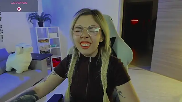 whoa-hoa-hoa-hoa-hoa online show from December 17, 9:08 pm