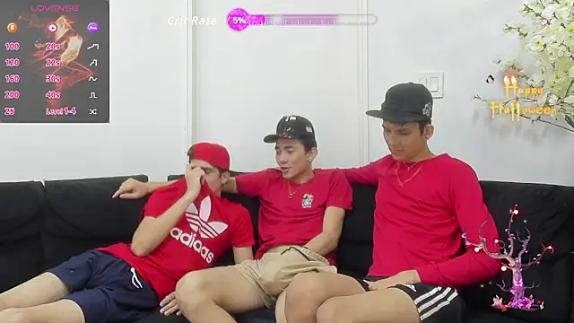 Snapshot of StrawwBoys chatting on October 13, 8:11 pm StrawwBoys online show from October 13, 8:11 pm