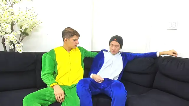Snapshot of StrawwBoys chatting on September 18, 10:14 am StrawwBoys online show from September 18, 10:14 am