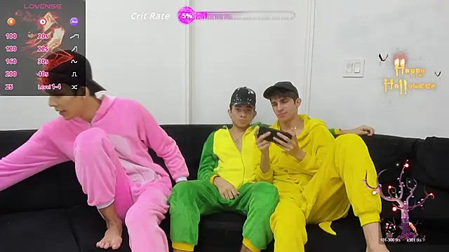 Snapshot of StrawwBoys chatting on October 17, 10:51 am StrawwBoys online show from October 17, 10:51 am