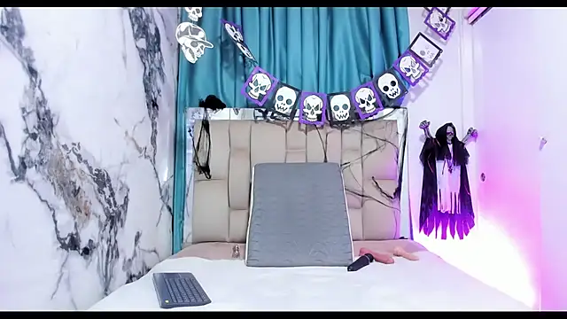 dafne queenn online show from October 13, 1:03 pm