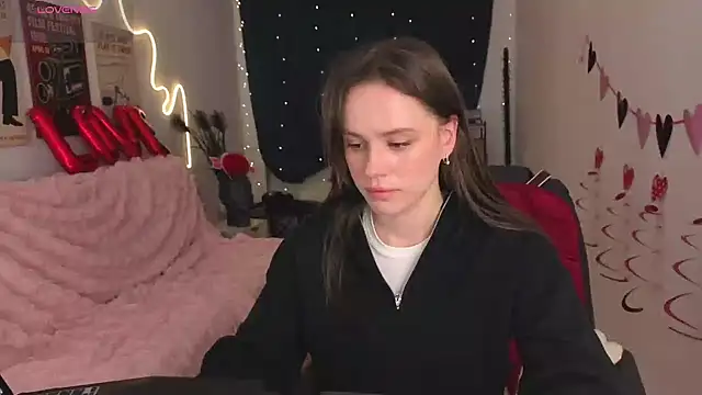 Emillias online show from February 12, 2:08 pm