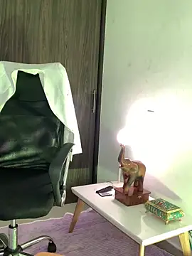 Liloo8923 online show from April 25, 3:20 am