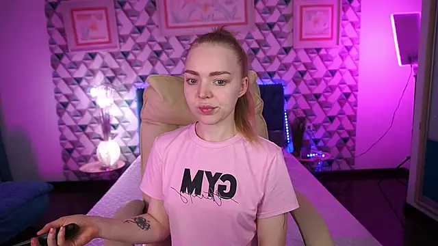 EmilySunshineS online show from April 11, 12:31 pm