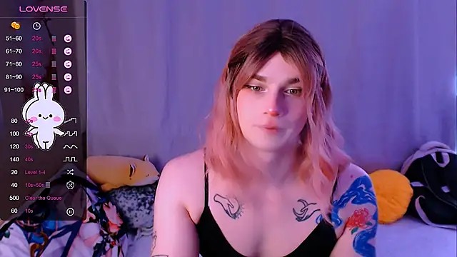 Snapshot of Alice_Hells chatting on October 2, 5:56 am Alice Hells online show from October 2, 5:56 am