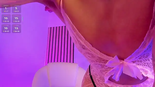Snapshot of MiaCavallii_ chatting on October 7, 3:44 am MiaCavallii online show from October 7, 3:44 am