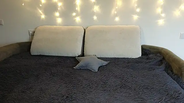 Tutti Frutt1s online show from December 5, 7:19 am