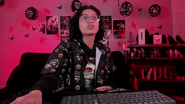 lilith-deveraux online show from November 24, 3:30 am