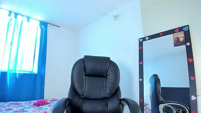 Aleja arango1 online show from April 20, 3:37 pm