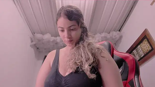 Snapshot of Lauu_G chatting on September 17, 9:18 am Lauu G online show from September 17, 9:18 am