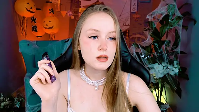 Snapshot of VivienLeeigh chatting on October 19, 9:44 am VivienLeeigh online show from October 19, 9:44 am