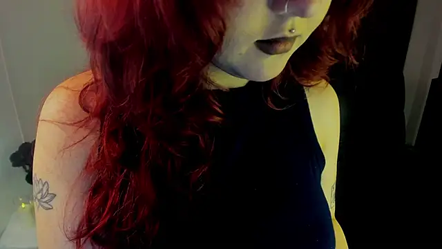Snapshot of crimson_tati_ chatting on October 22, 4:17 am crimson tati online show from October 22, 4:17 am
