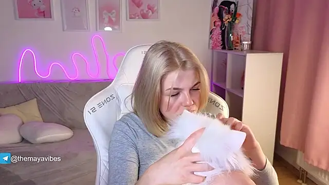 Maya Rave online show from February 1, 3:27 am