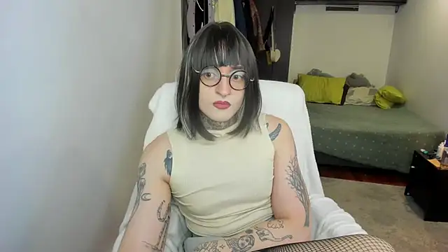 ShiiraVelkor online show from November 6, 8:37 pm