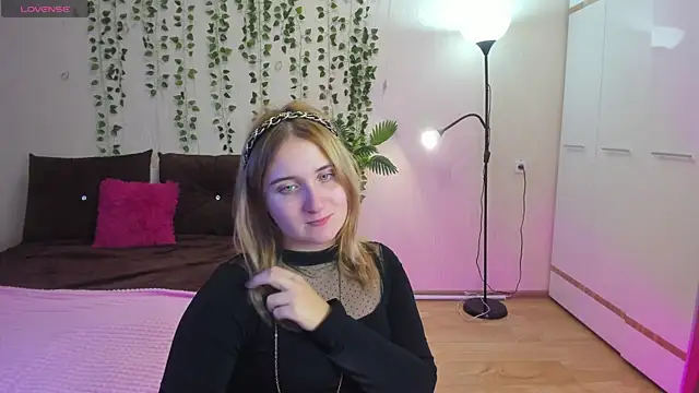 Miss Elsa  online show from November 5, 11:04 am