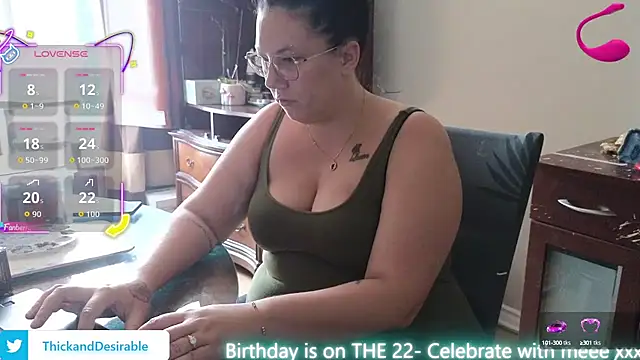 Snapshot of ThickGirlsDoItBetter chatting on September 18, 5:33 pm ThickGirlsDoItBetter online show from September 18, 5:33 pm
