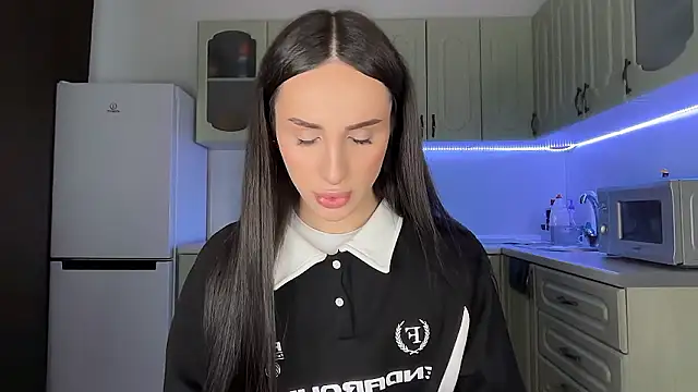 Kim Oberlin  online show from February 11, 2:07 pm