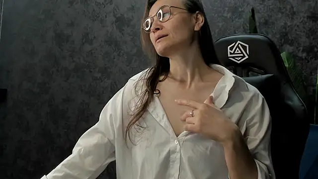 Lillian White online show from October 5, 12:15 am