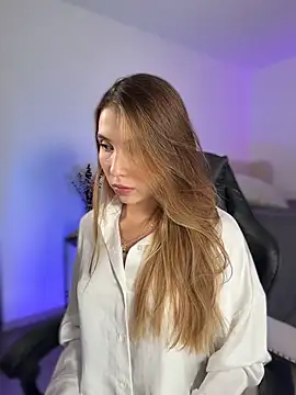 SophieRaily  online show from March 2, 10:15 pm