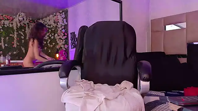 Snapshot of Queenjenn__ chatting on October 3, 9:25 am Queenjenn online show from October 3, 9:25 am